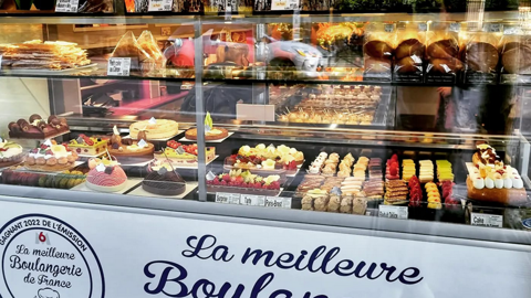 La devanture de la boutique annonce fièrement la participation à l’émission télévisée. © Aux Saveurs Retrouvées